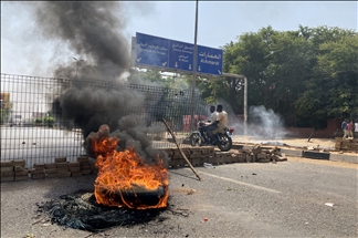 بعد اعتقال وزراء وسياسيين.. حشود من السودانيين تتظاهر بالخرطوم