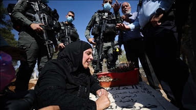Kudüslü acılı anne İsrail'in Müslüman mezarlığındaki yıkımına oğlunun kabri başında tepki gösterdi