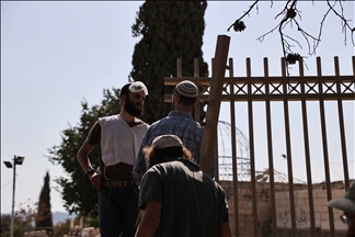 القدس..فلسطينية تحتضن شاهد قبر ابنها: لن يجرفوه إلا على جثتي