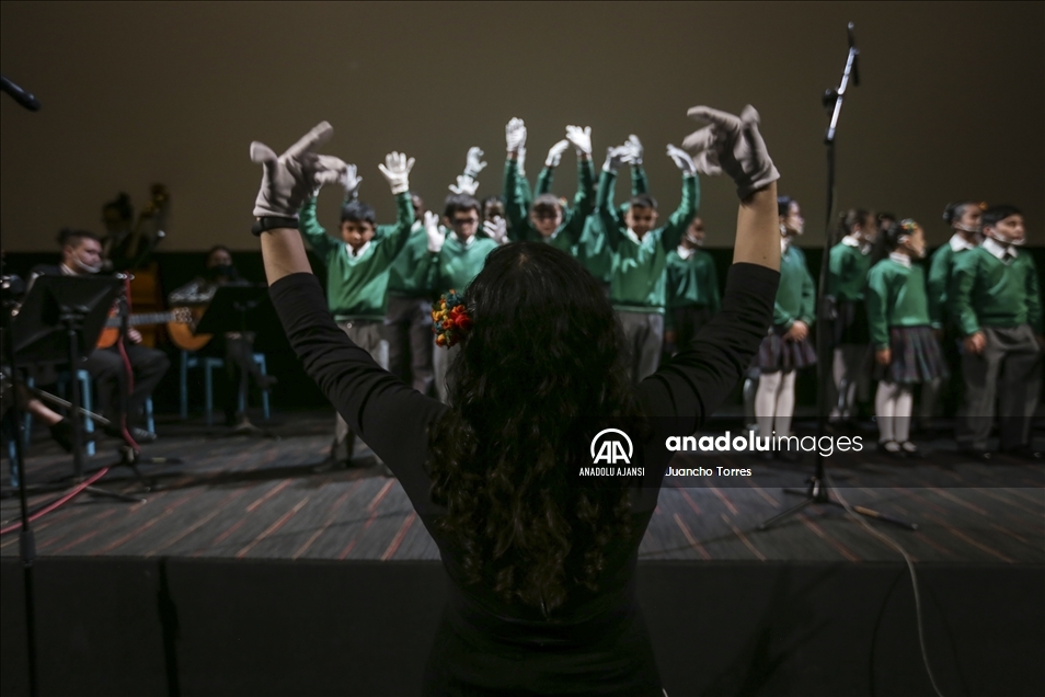 Kolombiya'da Beyaz Eller Korosu, Bogota Filarmoni Orkestrası ile performans sergiledi