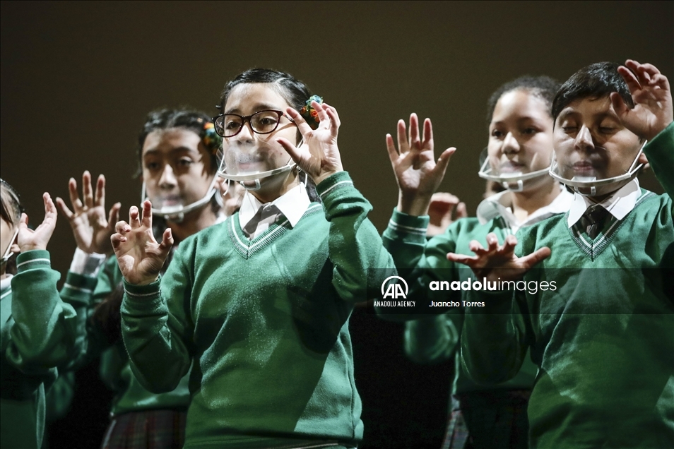 Este es el coro Manos Blancas en Colombia, de jóvenes con discapacidad auditiva