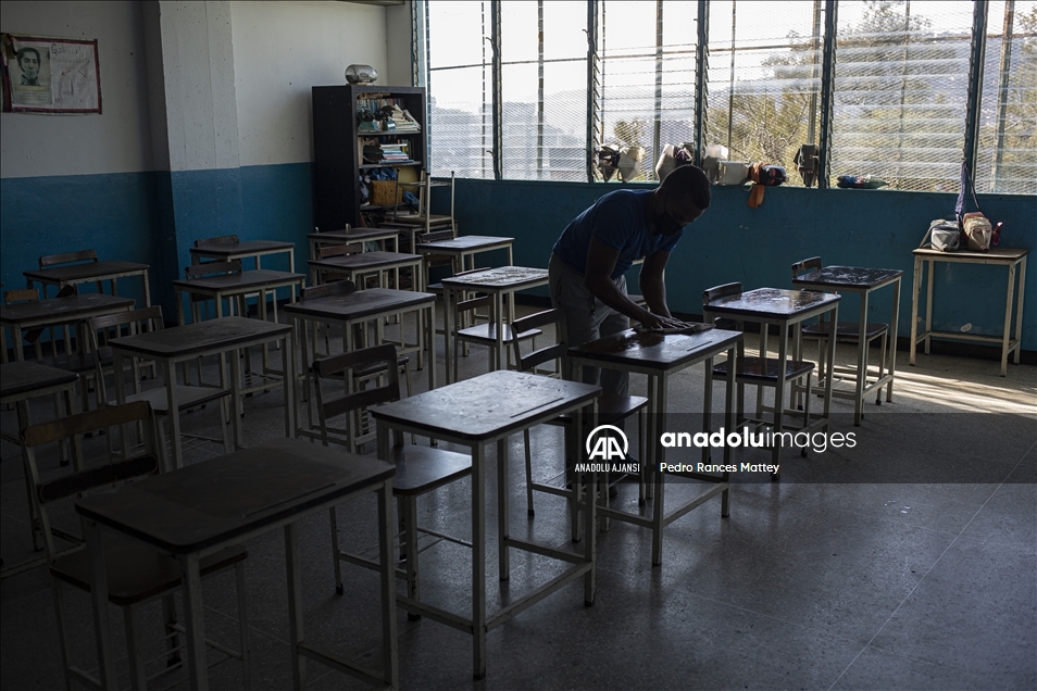 Venezuela'da Kovid-19 nedeniyle kapalı olan okullar yeniden açıldı