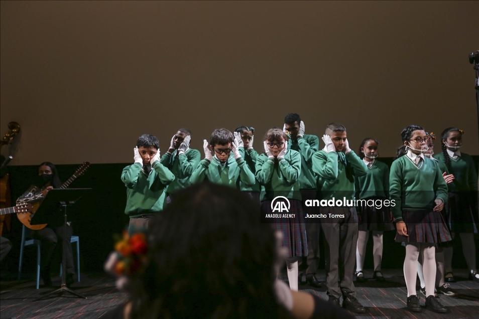 Este es el coro Manos Blancas en Colombia, de jóvenes con discapacidad auditiva