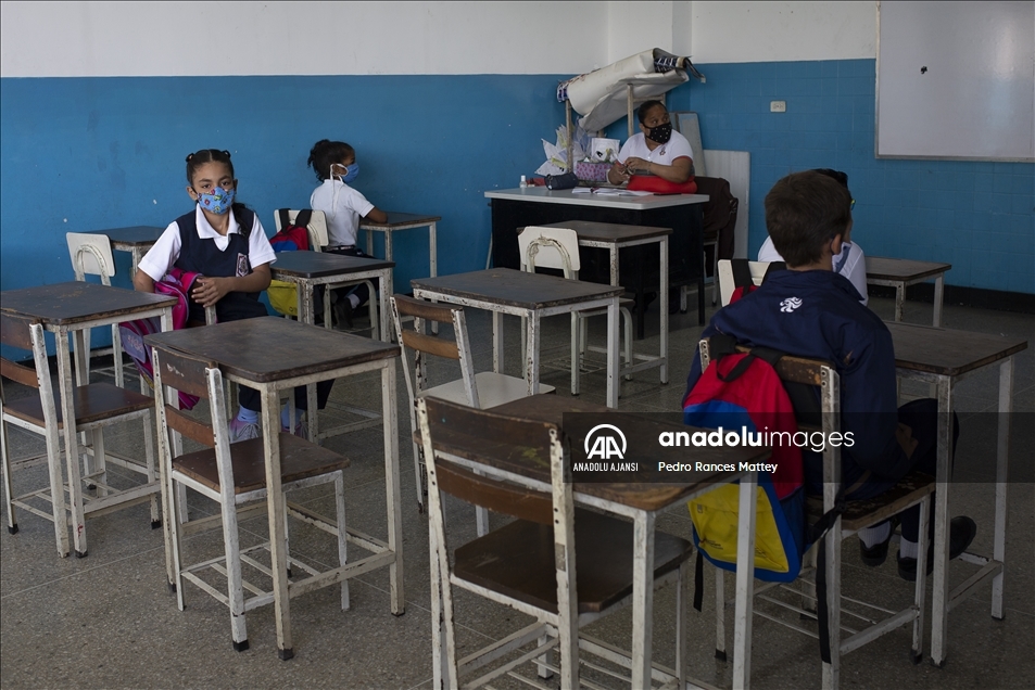 Venezuela'da Kovid-19 nedeniyle kapalı olan okullar yeniden açıldı
