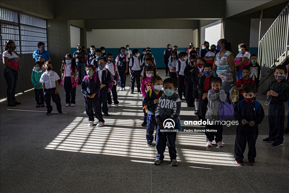 Venezuela'da Kovid-19 nedeniyle kapalı olan okullar yeniden açıldı