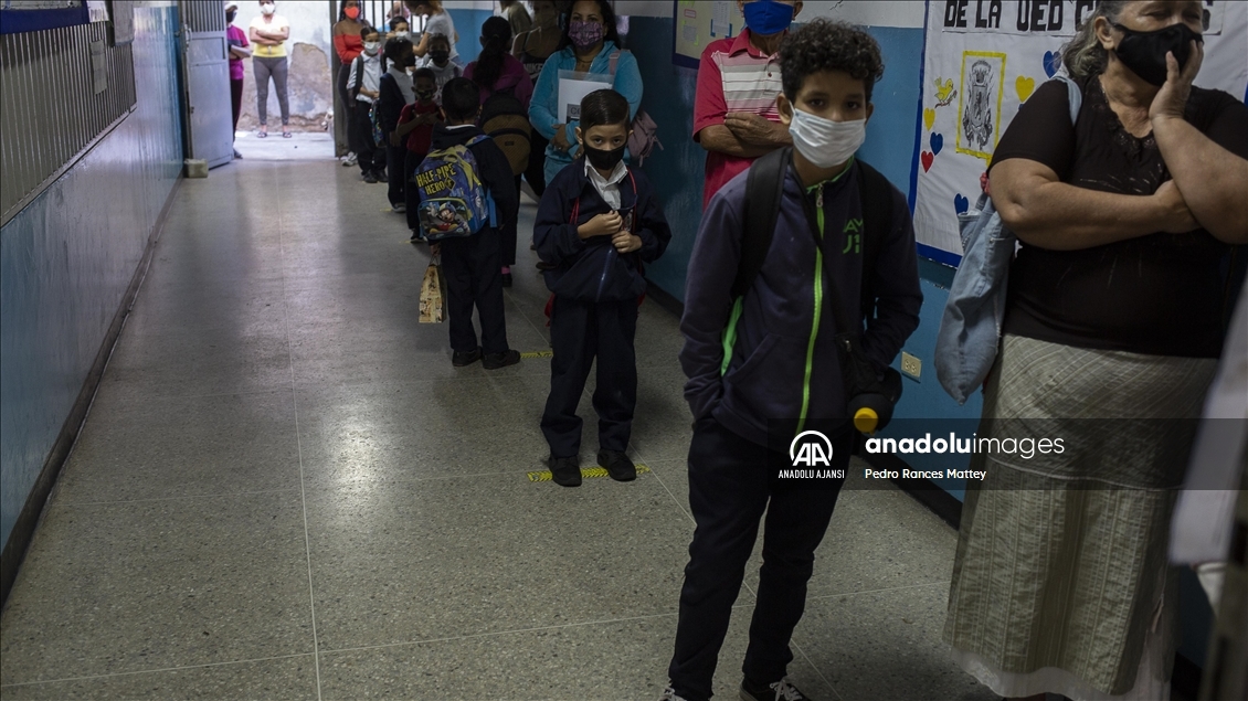 Venezuela'da Kovid-19 nedeniyle kapalı olan okullar yeniden açıldı