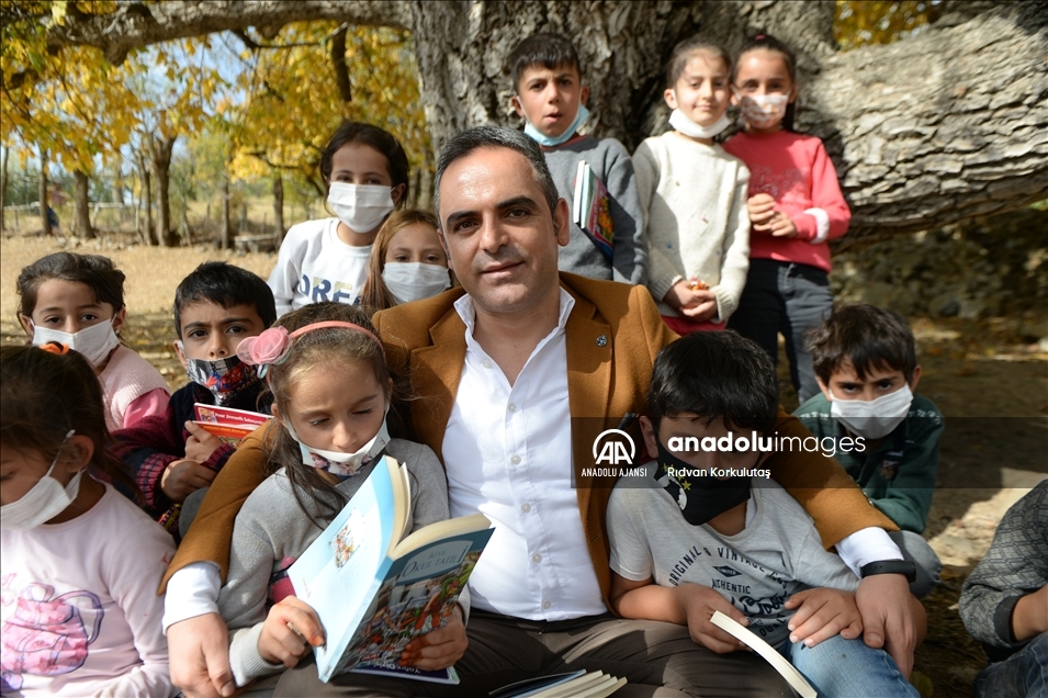 Başlattığı kampanyayla Bingöllü binlerce köy çocuğunu kitapla buluşturdu