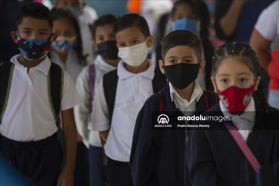 Venezuela'da Kovid-19 nedeniyle kapalı olan okullar yeniden açıldı