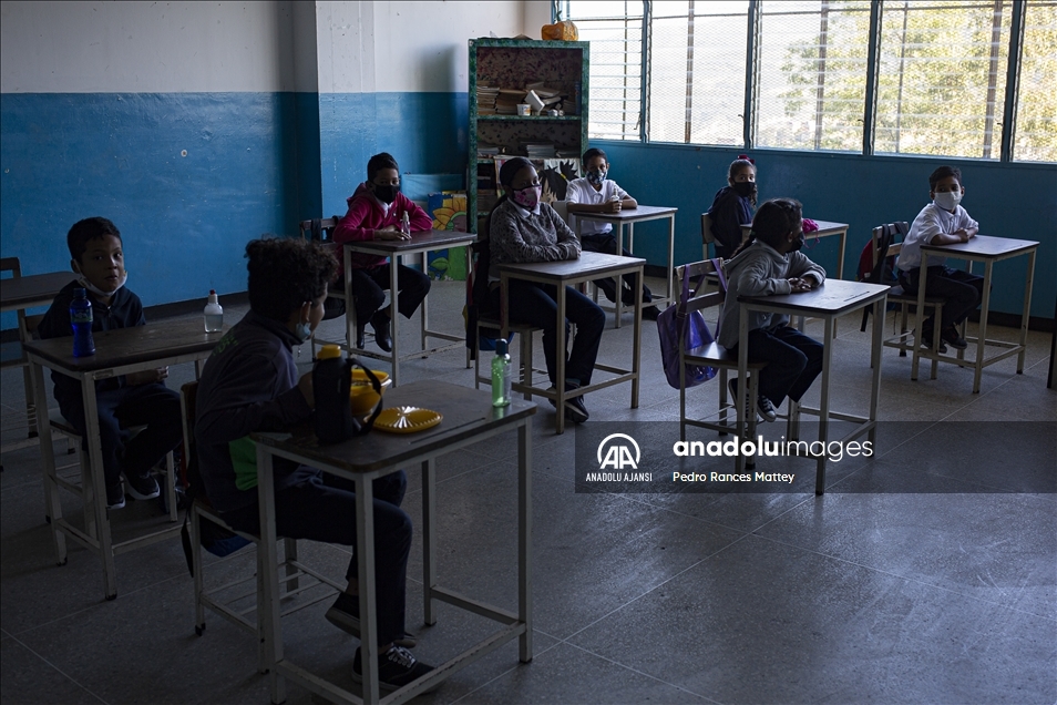 Venezuela'da Kovid-19 nedeniyle kapalı olan okullar yeniden açıldı