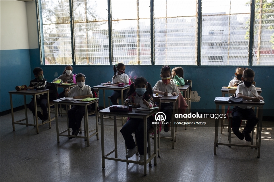 Venezuela'da Kovid-19 nedeniyle kapalı olan okullar yeniden açıldı