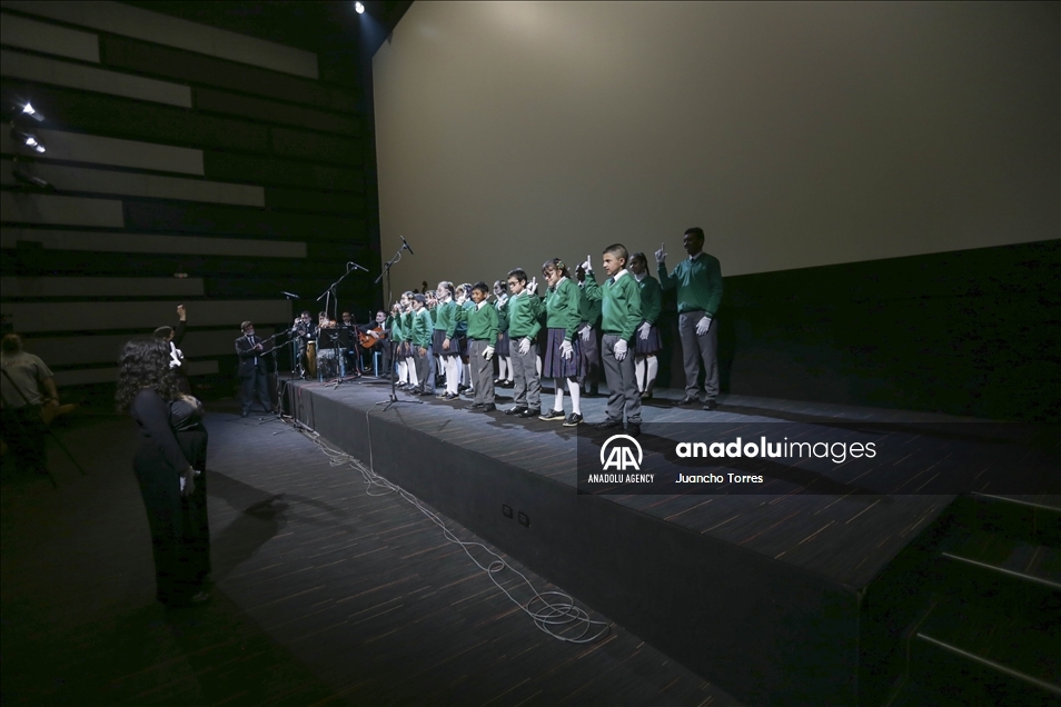 Este es el coro Manos Blancas en Colombia, de jóvenes con discapacidad auditiva