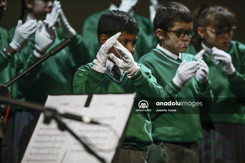 Kolombiya'da Beyaz Eller Korosu, Bogota Filarmoni Orkestrası ile performans sergiledi