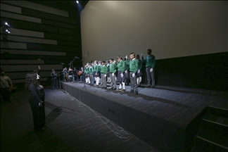 Este es el coro Manos Blancas en Colombia, de jóvenes con discapacidad auditiva
