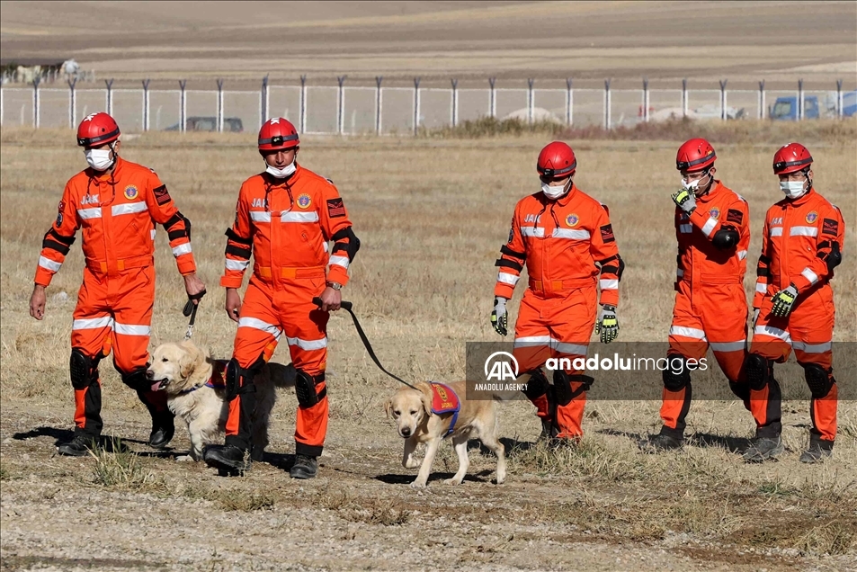 Unidades de emergencia turcas realizaron un simulacro de un accidente aéreo