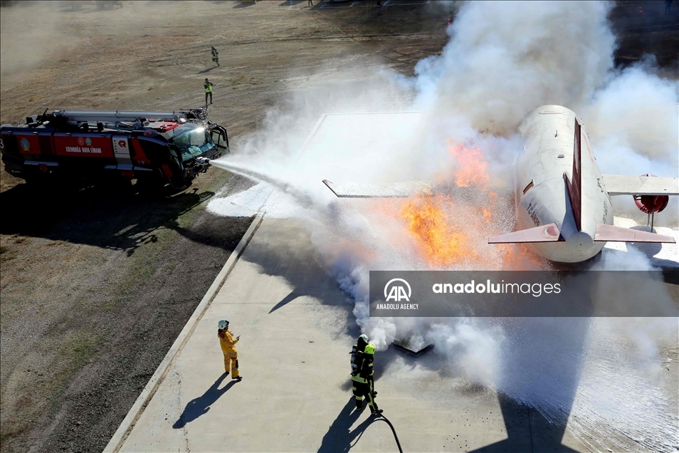 Unidades de emergencia turcas realizaron un simulacro de un accidente aéreo