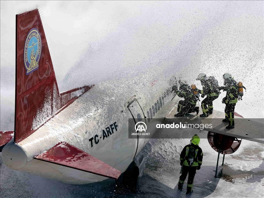 Unidades de emergencia turcas realizaron un simulacro de un accidente aéreo