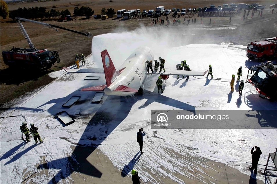 Unidades de emergencia turcas realizaron un simulacro de un accidente aéreo