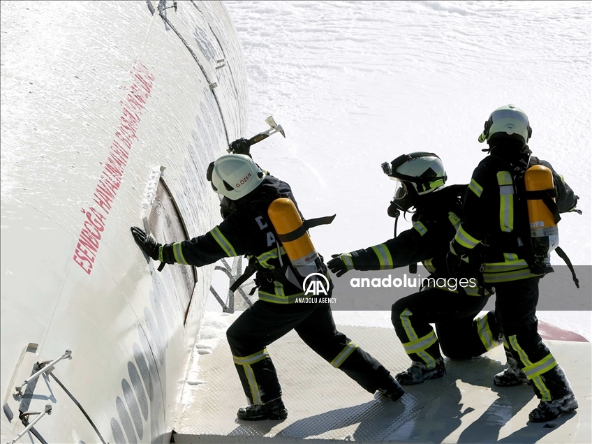 Unidades de emergencia turcas realizaron un simulacro de un accidente aéreo