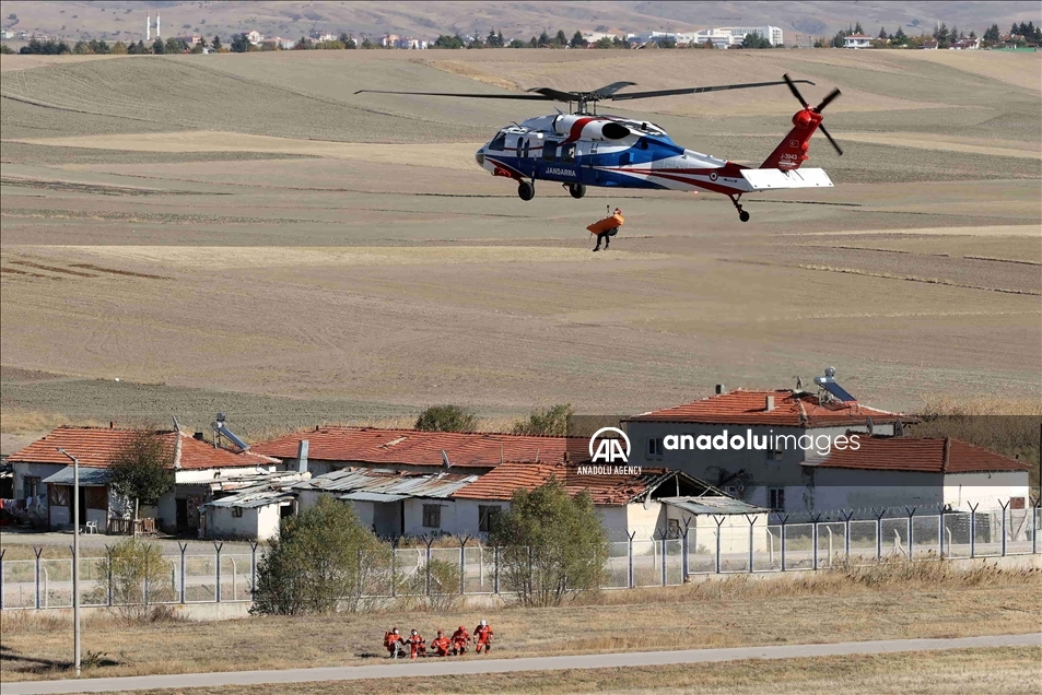 Unidades de emergencia turcas realizaron un simulacro de un accidente aéreo