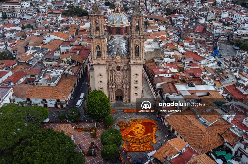 La catrina gigante hecha con flores en México