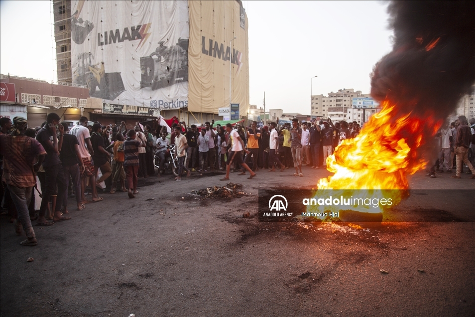 Warga Sudan turun ke jalan gelar aksi menentang kudeta militer