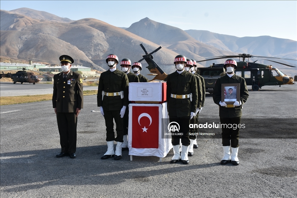 Hakkari'de araç kazasında şehit olan asker için tören düzenlendi