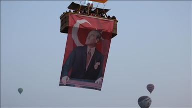 Balonat në Kapadokya fluturuan me flamujt e Turqisë dhe posterët e Ataturkut