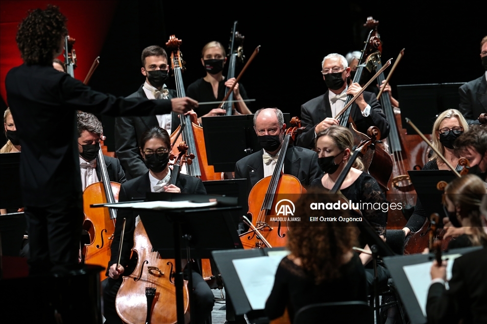 Londra Filarmoni Orkestrası, AKM'de müzikseverlerle bir araya geldi
