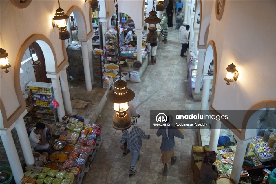 سوق الحنظل بحضرموت يحتفظ ببريقه المعماري رغم التجديد