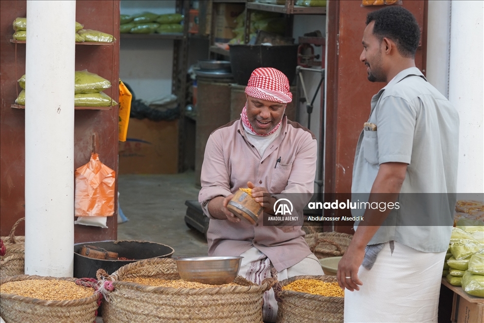 سوق الحنظل بحضرموت يحتفظ ببريقه المعماري رغم التجديد