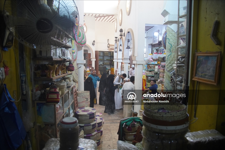 سوق الحنظل بحضرموت يحتفظ ببريقه المعماري رغم التجديد