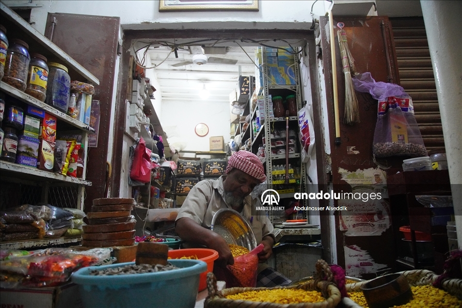 سوق الحنظل بحضرموت يحتفظ ببريقه المعماري رغم التجديد