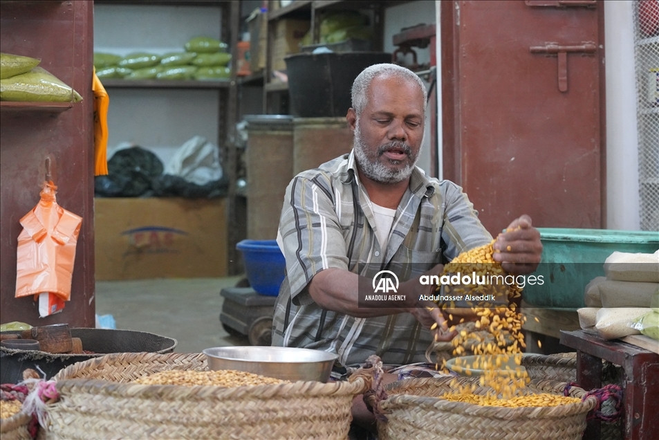 سوق الحنظل بحضرموت يحتفظ ببريقه المعماري رغم التجديد