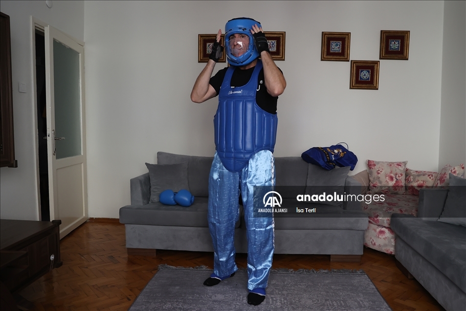 Ekmek parasını 11 yıldır dayak yiyerek çıkarıyor