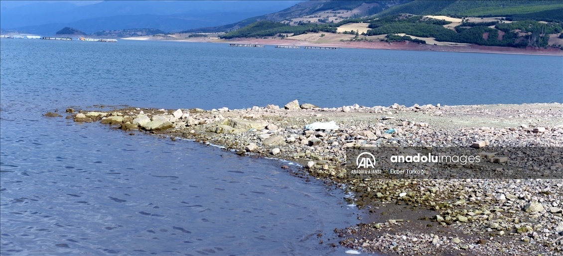 Kuraklık Almus Baraj Gölü'nde su seviyesinin azalmasına neden oldu