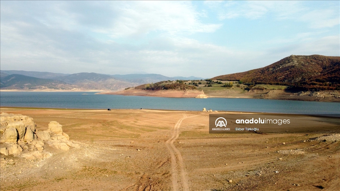 Kuraklık Almus Baraj Gölü'nde su seviyesinin azalmasına neden oldu