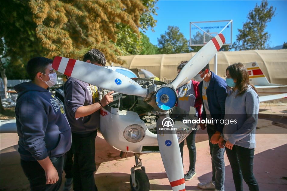 Bahçesinde 4 uçak bulunan lisede geleceğin teknisyenleri yetişiyor