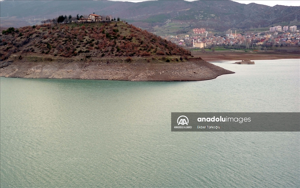 Kuraklık Almus Baraj Gölü'nde su seviyesinin azalmasına neden oldu