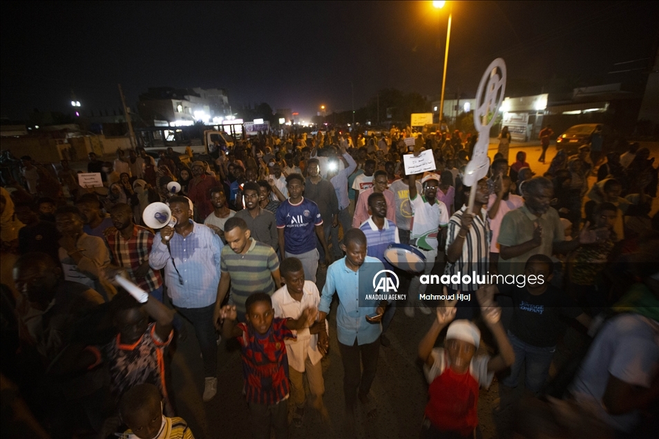 السودان.. تظاهرات ليلية في الخرطوم للمطالبة بـ"حكم مدني"