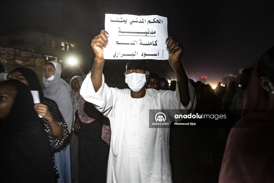 السودان.. تظاهرات ليلية في الخرطوم للمطالبة بـ"حكم مدني"