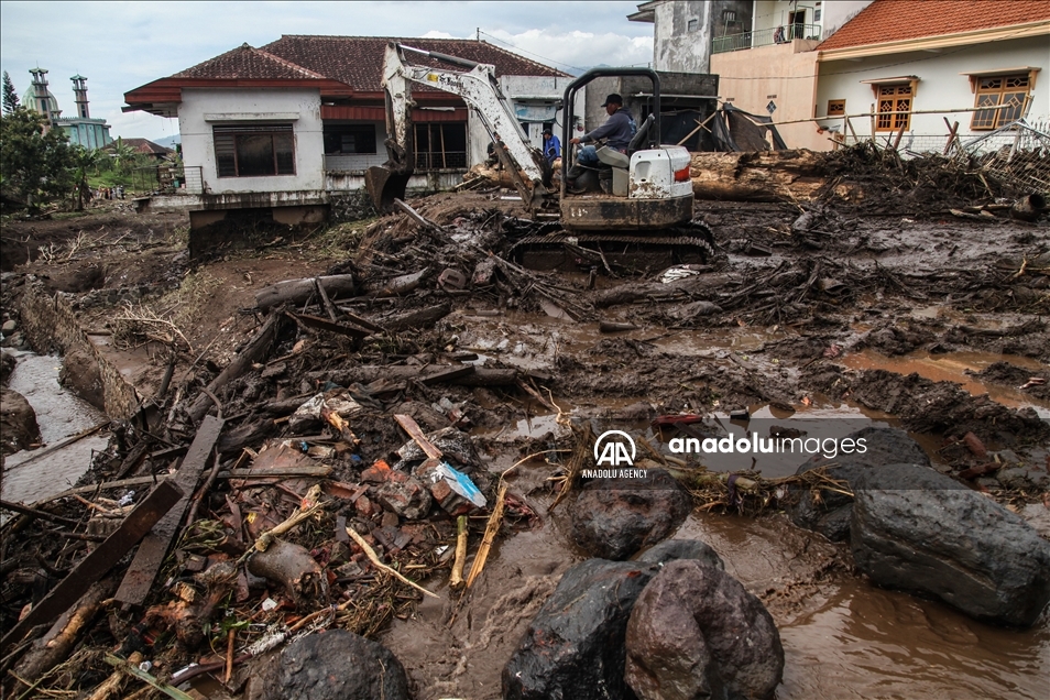 Banjir Bandang Di Malang Sebabkan 6 Orang Tewas - Anadolu Ajansı