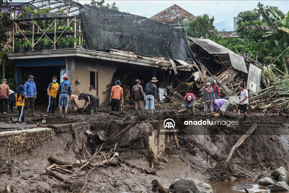 Banjir Bandang Di Malang Sebabkan 6 Orang Tewas - Anadolu Ajansı