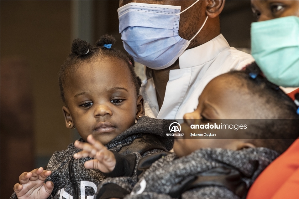 بعد نجاح عملية الفصل.. عائلة التوأم الكاميروني ممتنون لتركيا