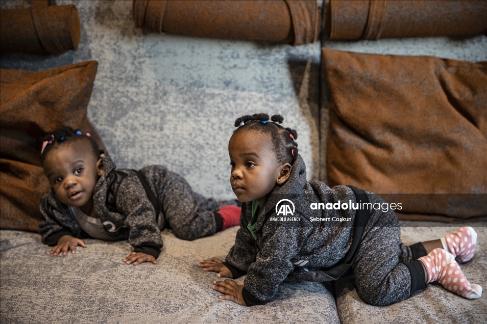 بعد نجاح عملية الفصل.. عائلة التوأم الكاميروني ممتنون لتركيا