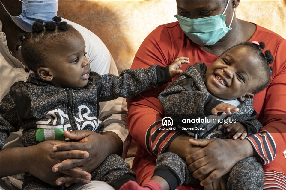 بعد نجاح عملية الفصل.. عائلة التوأم الكاميروني ممتنون لتركيا