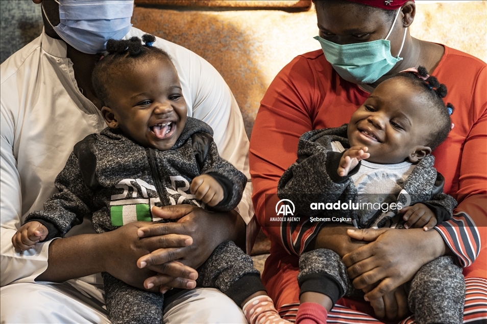 بعد نجاح عملية الفصل.. عائلة التوأم الكاميروني ممتنون لتركيا