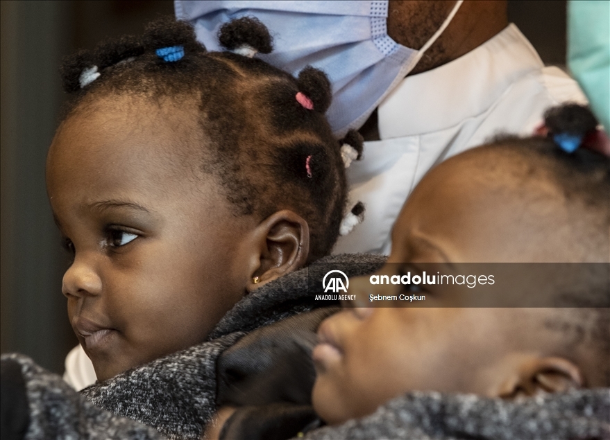 بعد نجاح عملية الفصل.. عائلة التوأم الكاميروني ممتنون لتركيا