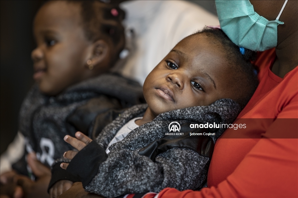 بعد نجاح عملية الفصل.. عائلة التوأم الكاميروني ممتنون لتركيا