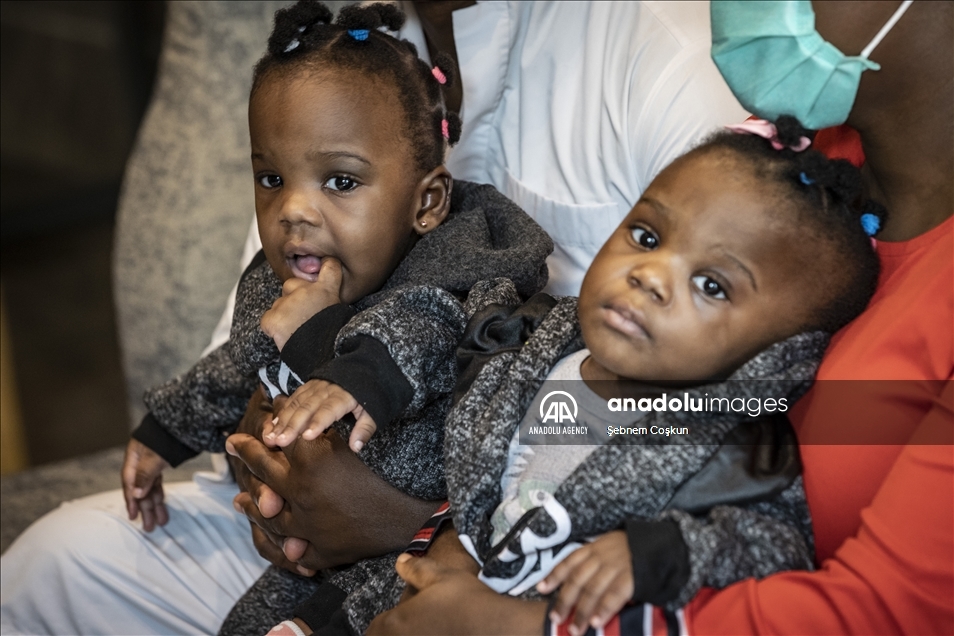 بعد نجاح عملية الفصل.. عائلة التوأم الكاميروني ممتنون لتركيا