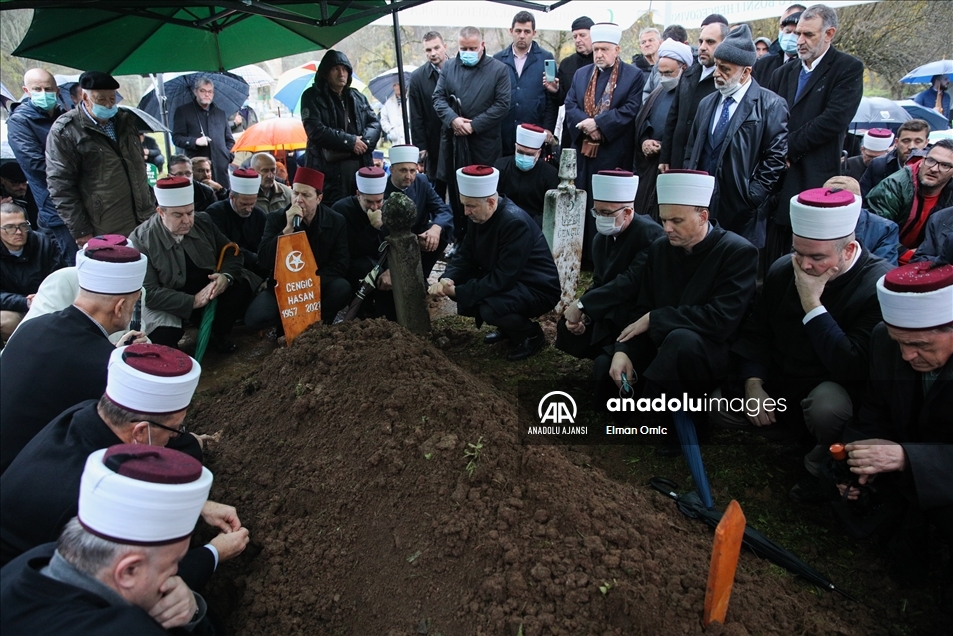Aliya İzetbegoviç'in dava arkadaşı Hasan Çengiç aile kabristanına defnedildi